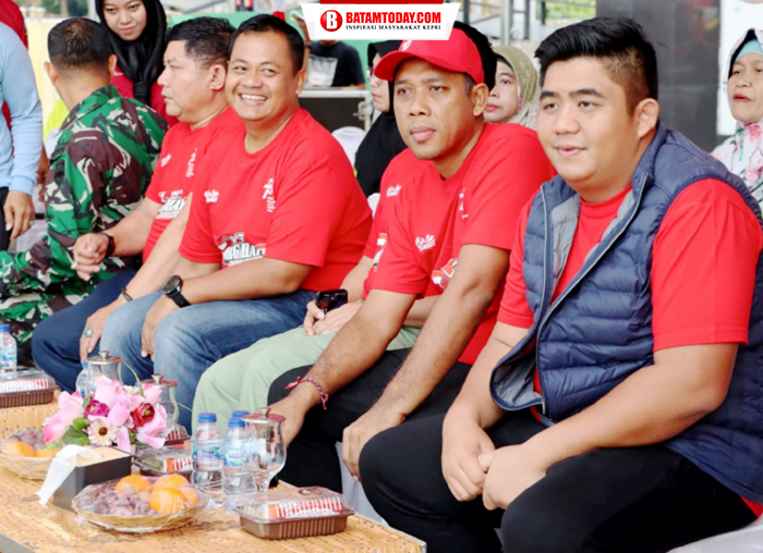 Bupati Bintan saat menyaksikan peserta lomba Tri Juang HUT RI ke-78 di Bintan